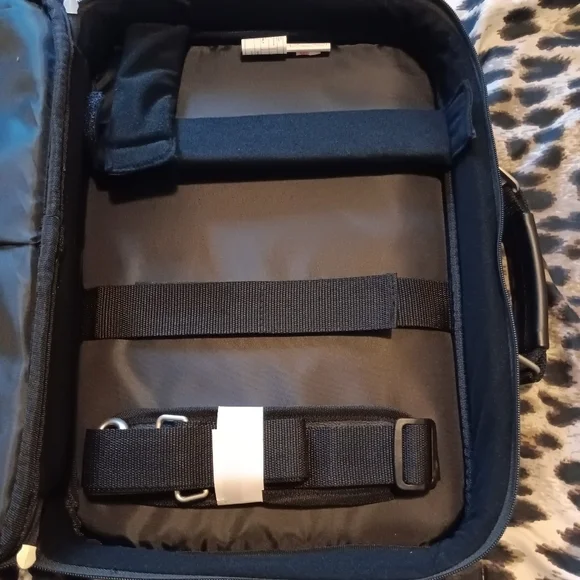 Targus Black Laptop Bag with Professional Appeal - Picture 6 of 10